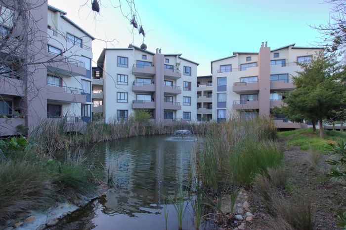 To Rent: 2-Bedroom Apartment in Somerset West Mall Triangle with Pool, Gym, Braai.