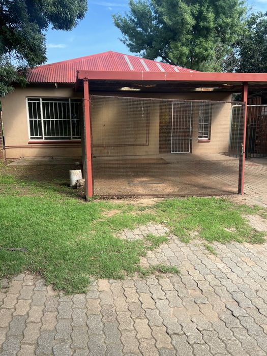 2 Bedroom Apartment To Rent in New Modder with garden, parking, and prepaid utilities.