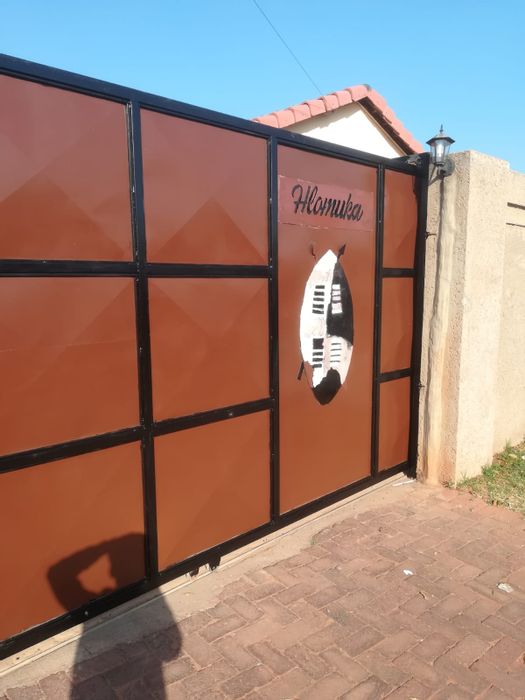 3-Bedroom House To Rent in Protea Glen with garden, fireplace, and pet-friendly.
