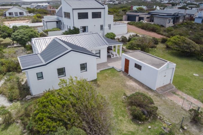 3-Bedroom House to Rent in Betty's Bay Central with security, internet, and pet-friendly.