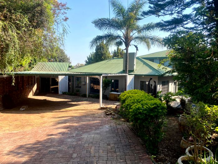 Cottage to Rent in Menlo Park: Private entrance, kitchenette, garden access, WiFi included.