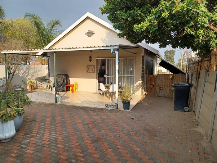 Cottage To Rent in Brackendowns: 2 Bedrooms, secure parking, and fibre ready.