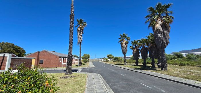 Bachelor apartment to rent in Westcliff, secure 50+ community, garage available.