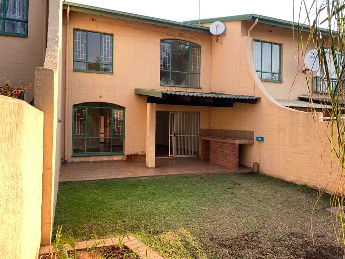 Aston Manor Townhouse To Rent: 3 beds, pet-friendly, secure complex, near mall.