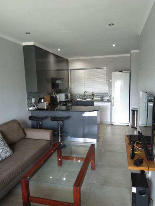 To Rent: Apartment in Sandhurst with balcony, secure parking, pool access.