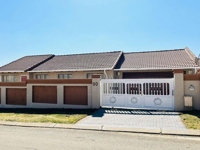 Meredale House To Rent: 3 Bedrooms, pet-friendly yard, 2 garages, close to amenities.