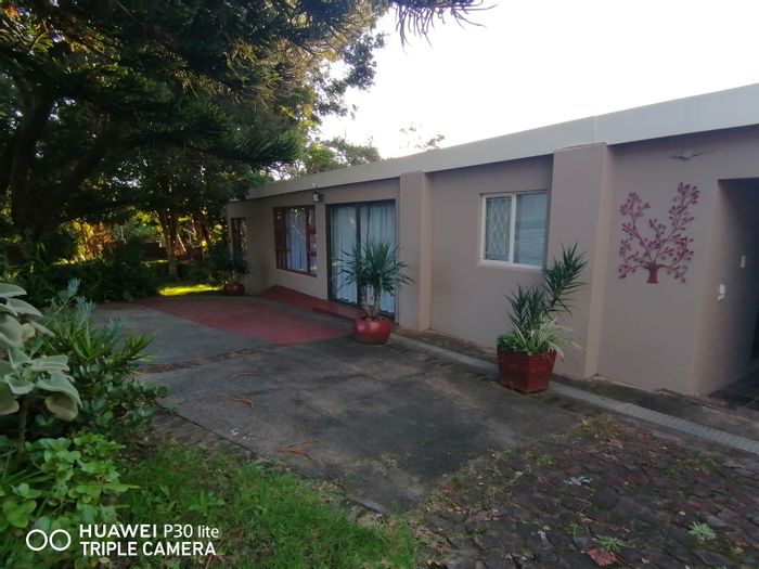 House in Beacon Bay to rent: pool, tree house, inverter, uncapped WiFi.