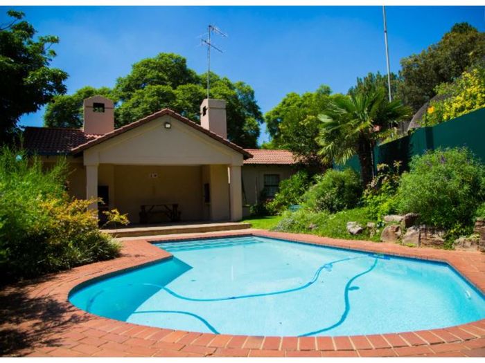 Bryanston Flat To Rent: 2-bed unit with pool, braai area, and security features.