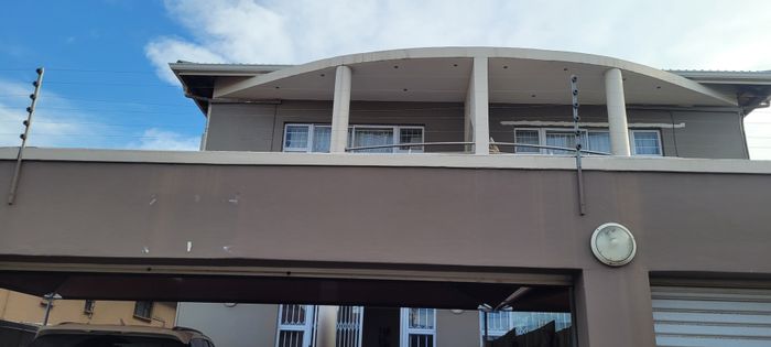 Bulwer Apartment To Rent: 2-bed, double garage, secure complex near amenities.