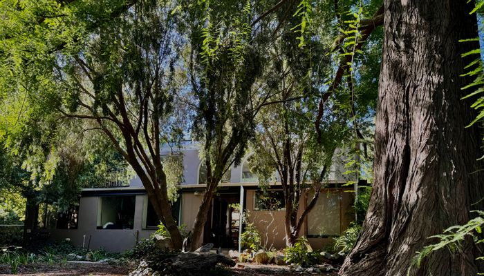 Cottage To Rent in Grabouw Central: 2 Bedrooms, large garden, pet-friendly, river access.