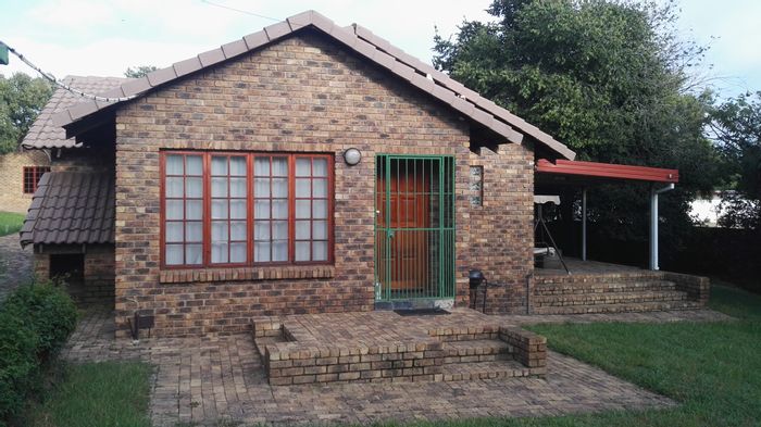 Buccleuch House To Rent: 4 Bedrooms, Pool, Garden, Double Garage, Work-from-Home Space.