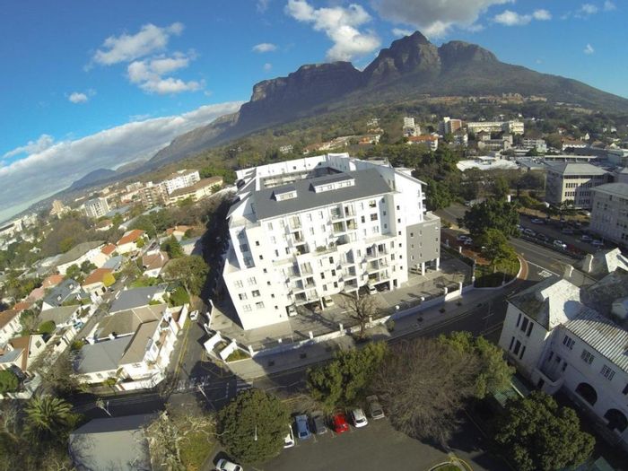 Rondebosch Apartment To Rent: Furnished, balcony views, 24/7 security, close to amenities.