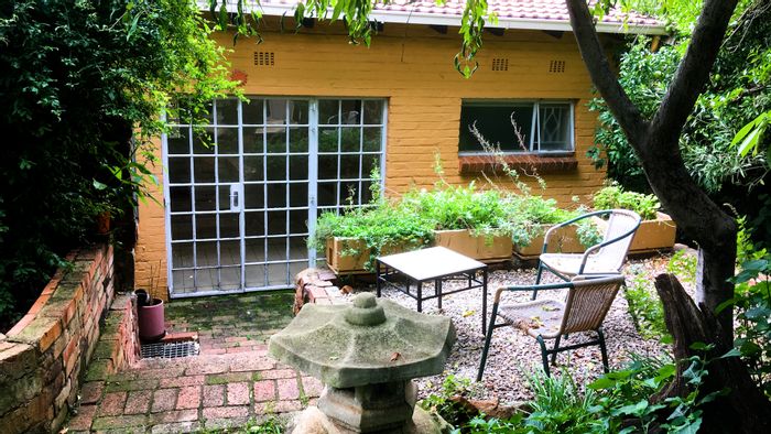 Cottage to Rent in Northcliff: 1 bed, garden, braai area, open-plan kitchen.