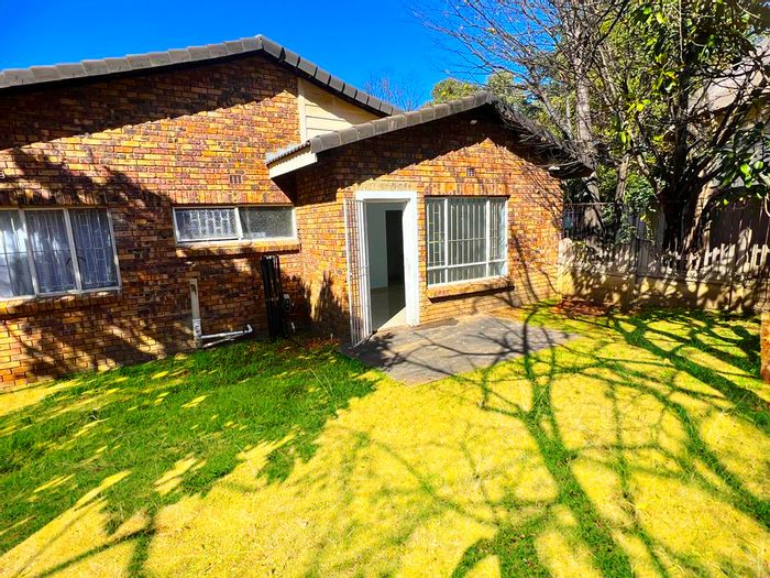 Cottage To Rent in Buccleuch: Prepaid utilities, large garden, parking for 4 cars.