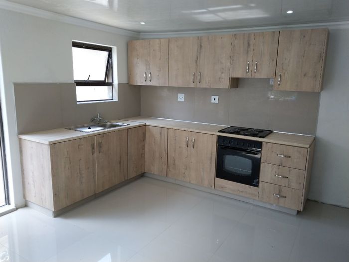 Cottage To Rent in Glenanda: 500MB Fibre, 24-hour security, private entrance.