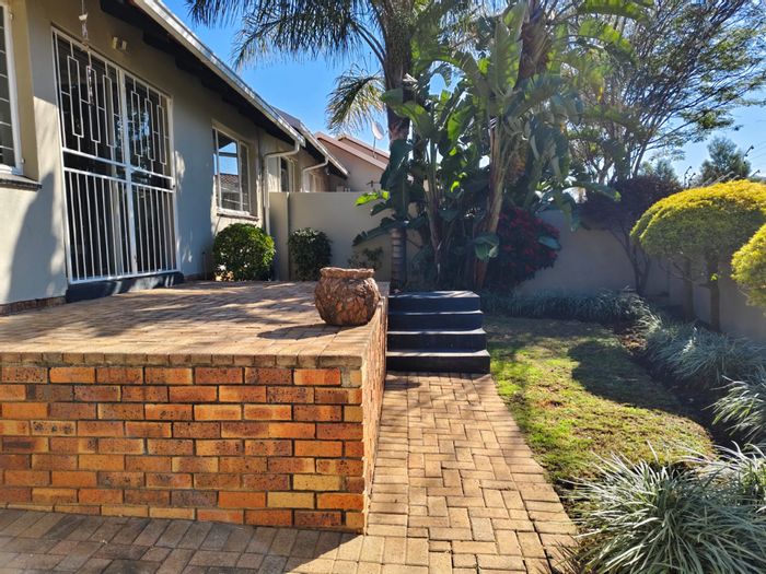 2-Bedroom Townhouse in Sundowner with pool, clubhouse, and secure parking available to rent.