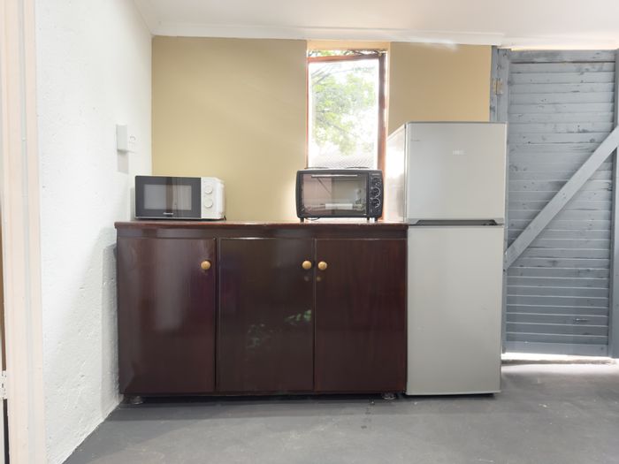 1-Bedroom Apartment To Rent in Buccleuch with parking, near major routes and amenities.