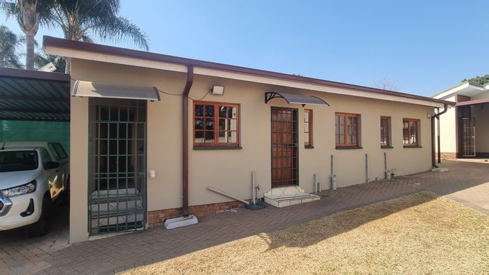 Cottage To Rent in Noordheuwel: 2 beds, secure patio, private garden.