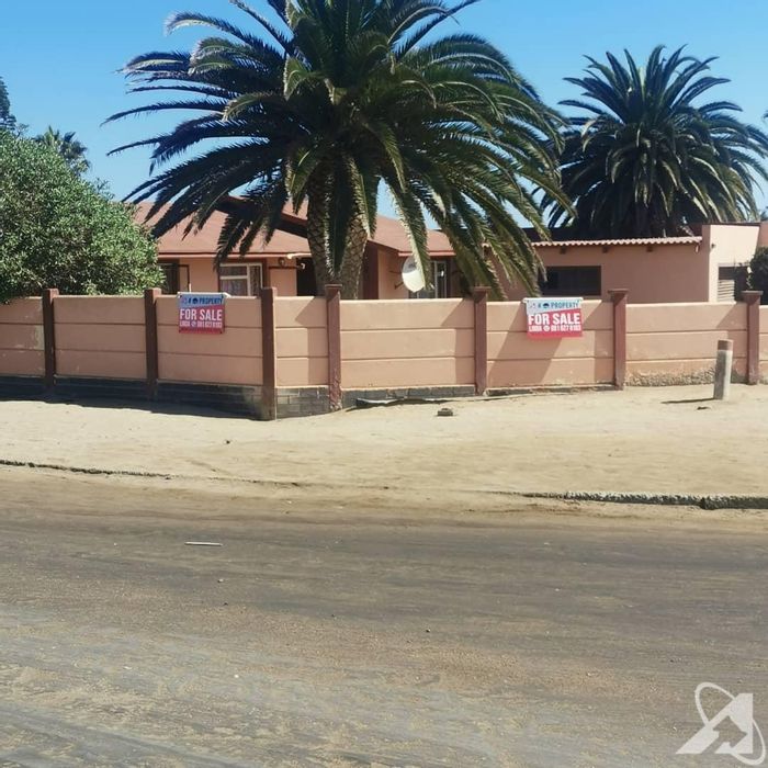 For Sale: House in Vineta with multiple flats and ample parking options.