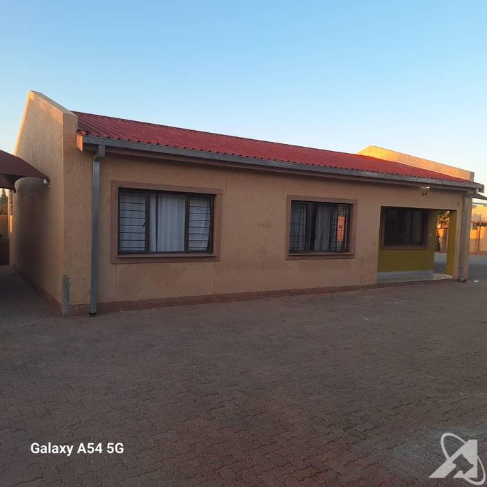For Sale: 3-bedroom apartment in Tsumeb Central with carport and lounge.