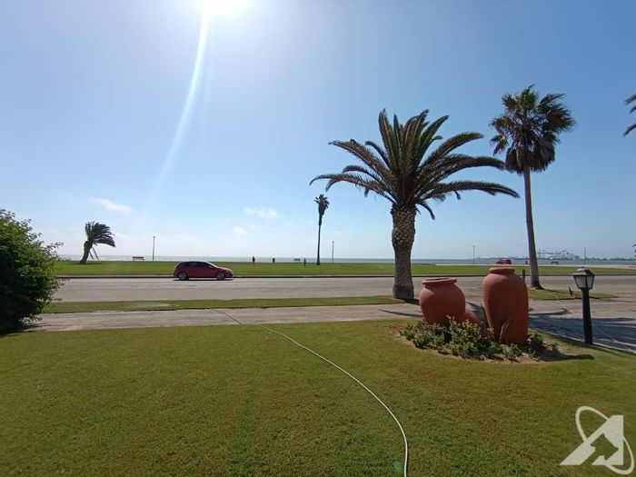 For Sale: Spacious Meersig house with lagoon views, dual kitchens, and entertainment areas.