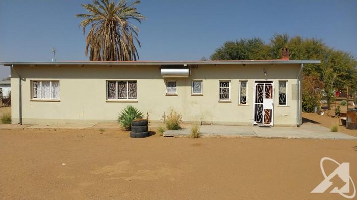 For Sale: Spacious Rehoboth Central house with 4 beds, 3 garages, and flat.