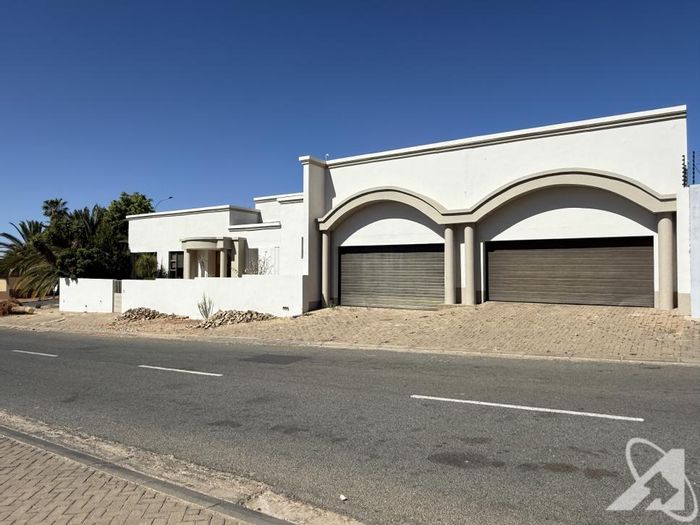 Hochlandpark House For Sale: 3 beds, pool, BBQ area, and income potential.