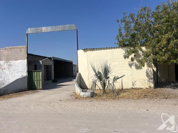 For Sale: House in Oshakati Central with multiple flats and spacious outbuildings.