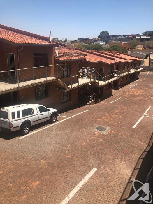 Dorado Park Apartment For Sale: Open-plan living, balcony, remote entrance, parking included.