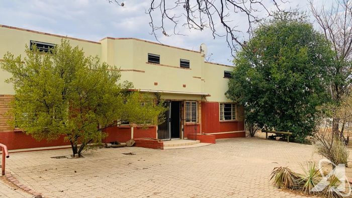 For Sale: House in Otjiwarongo Central with 3 bedrooms, garage, and flat.