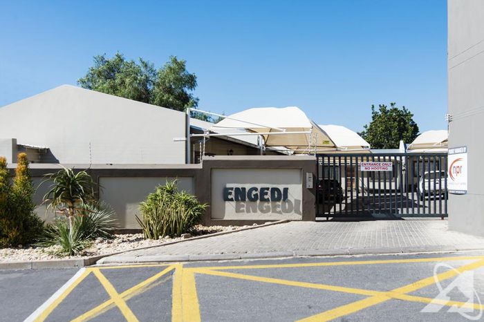 Pioniers Park Apartment For Sale: Secure complex, near UNAM, high rental demand.