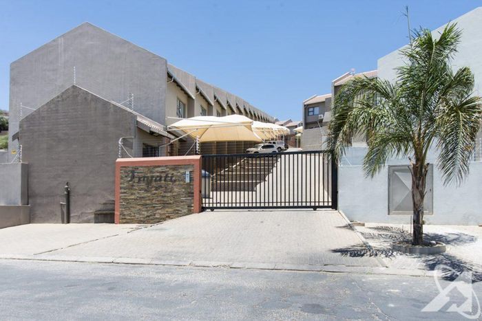 Kleine Kuppe Townhouse For Sale: 2 Bedrooms, Courtyard, Secure Complex, Pet-Friendly.