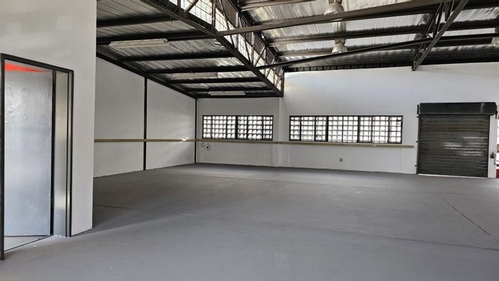 Waltloo Industrial Unit To Rent: 215m², 24-hour security, office, parking available.