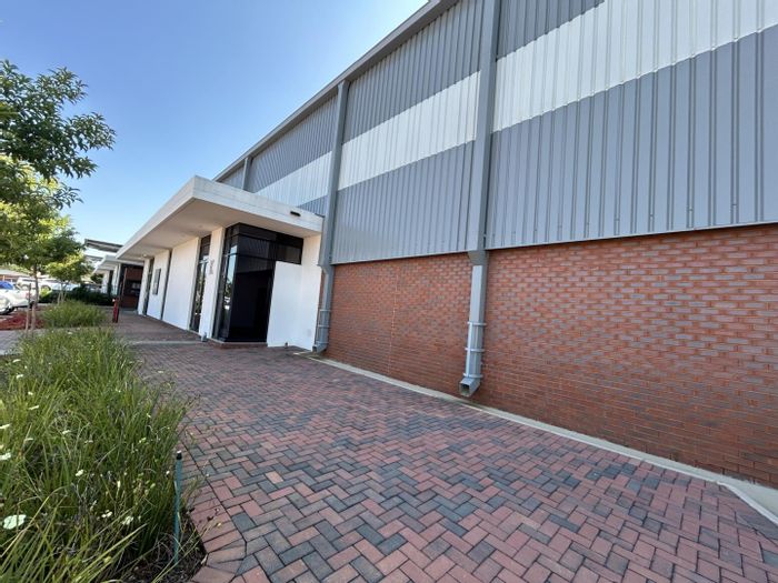 Irene Industrial Space To Rent: 1122m² warehouse, office, parking, R21 visibility.