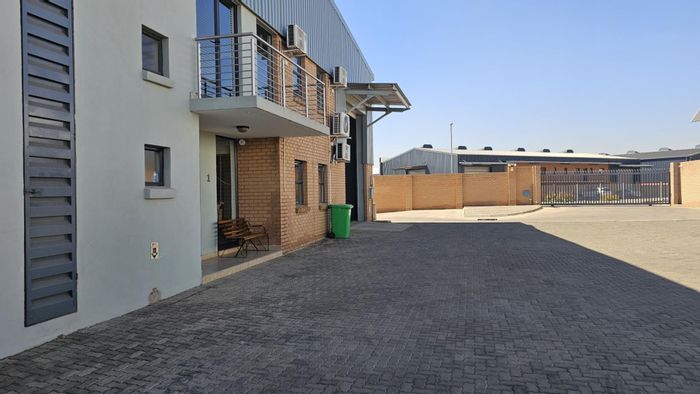 Industrial unit to rent in N4 Gateway: 451m2, secure access, 3-phase power.