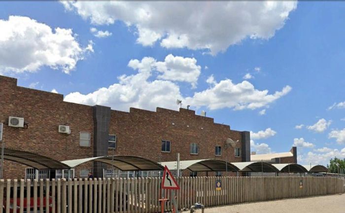 Industrial Warehouse To Rent in Waltloo: 1990m2, 3-phase power, ample yard space.