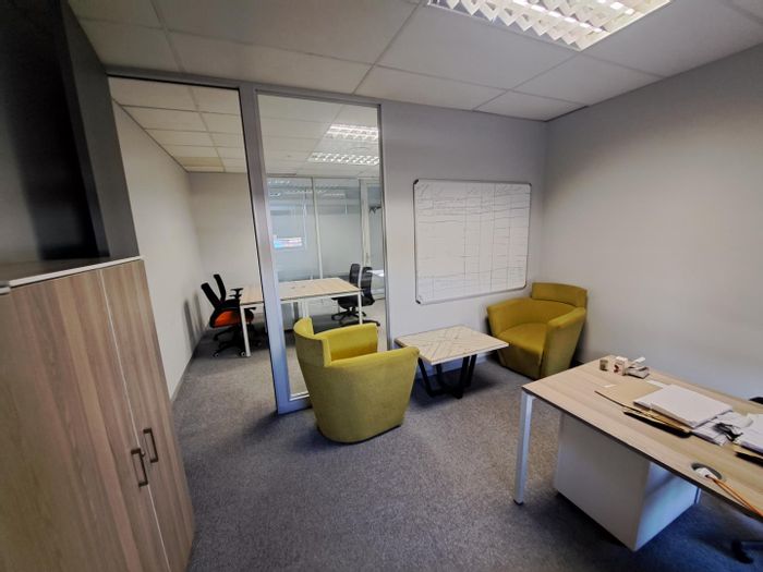 Furnished office to rent in Die Hoewes with parking and internet access.