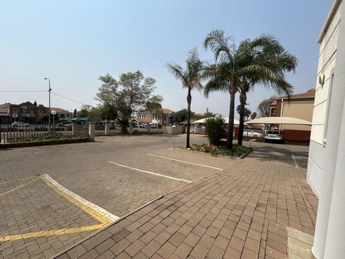 To Rent: Office in Highveld with ample parking and easy access control.