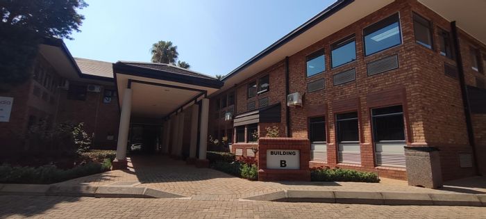 Office Space to Rent in Persequor: 494.09m2, 24-hour security, parking options available.