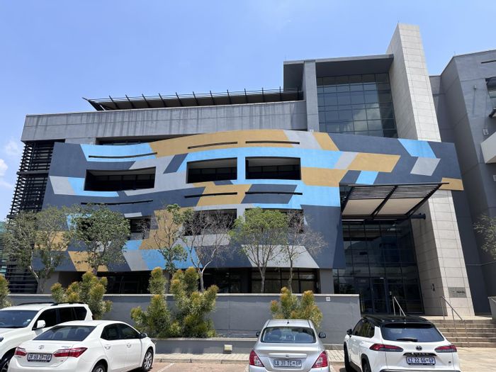 Fully Furnished Office Suite To Rent in Menlyn with Security and Meeting Rooms.