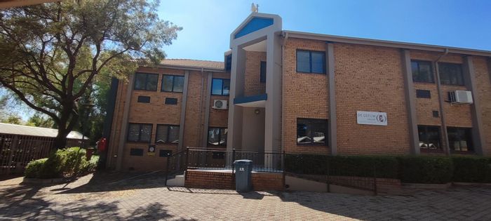 Newlands Office Park To Rent: Prime location, flexible spaces, near shopping amenities.