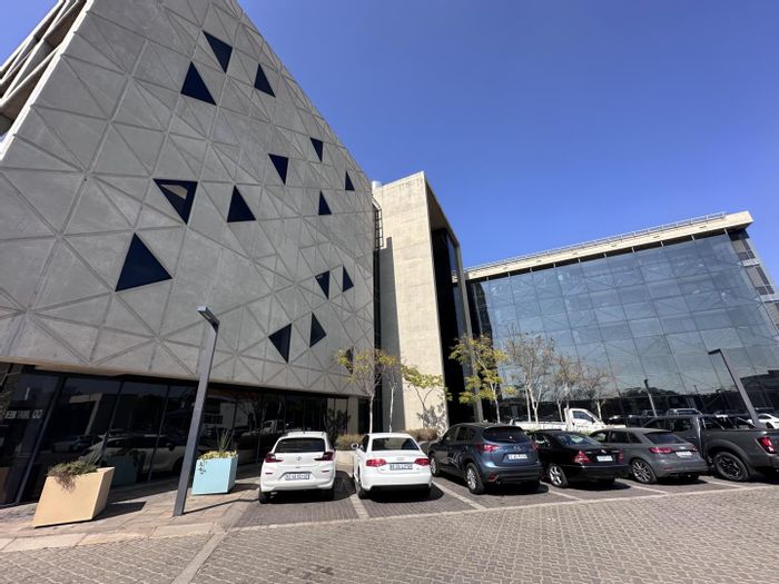 Prime Office to Rent in Menlyn: Backup power, security, restaurant, and parking.