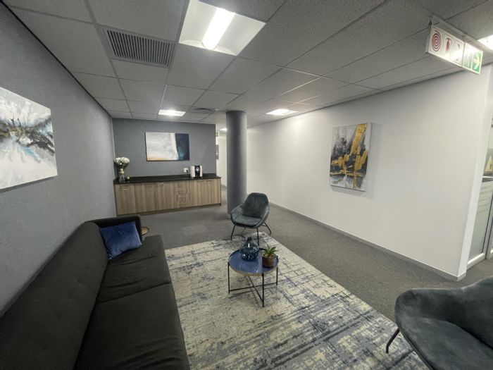 Hatfield Office To Rent: Flexible workspace with boardroom access and kitchenette.