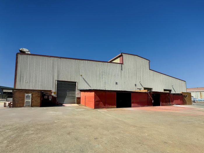 Industrial facility to rent in Jet Park with office space, yard, and crane access.