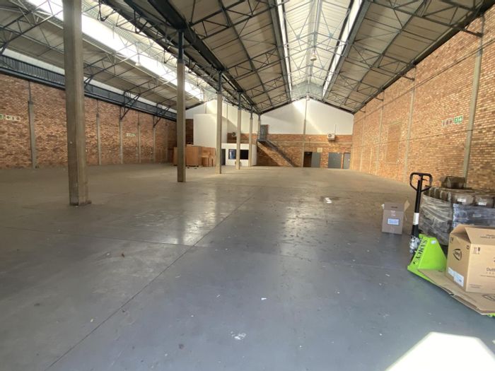 Industrial Mini Warehouse To Rent in Halfway House with Exclusive Yard and Parking.