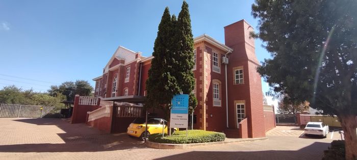 Erasmuskloof Office To Rent: 298m2, secure parking, 24-hour security, great location.