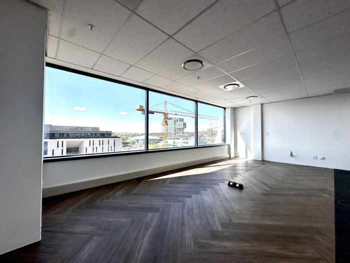 Prime 170m² office in Menlyn Central, close to amenities and transport links. To Rent.