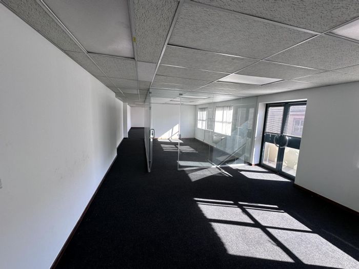 Menlyn Office To Rent: High-speed internet, easy access, near amenities, spacious layout.