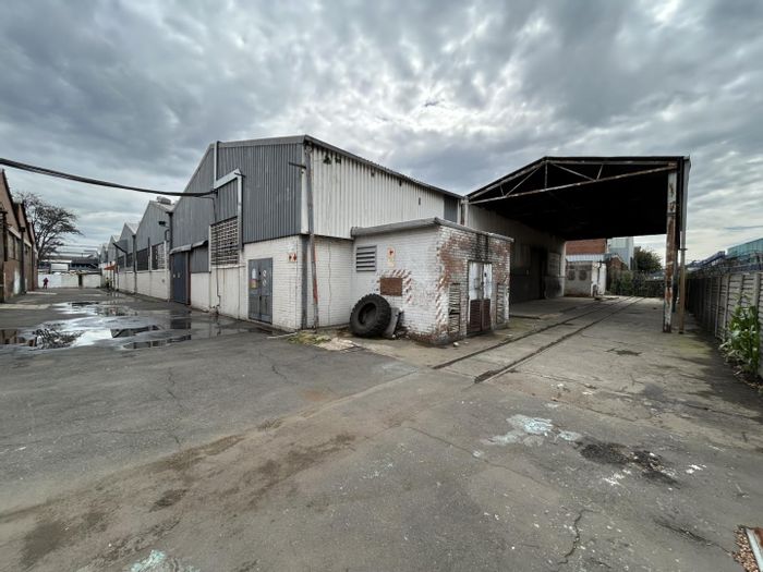 Isando Industrial Unit To Rent: 1,915m² with office, mezzanine, and secure access.