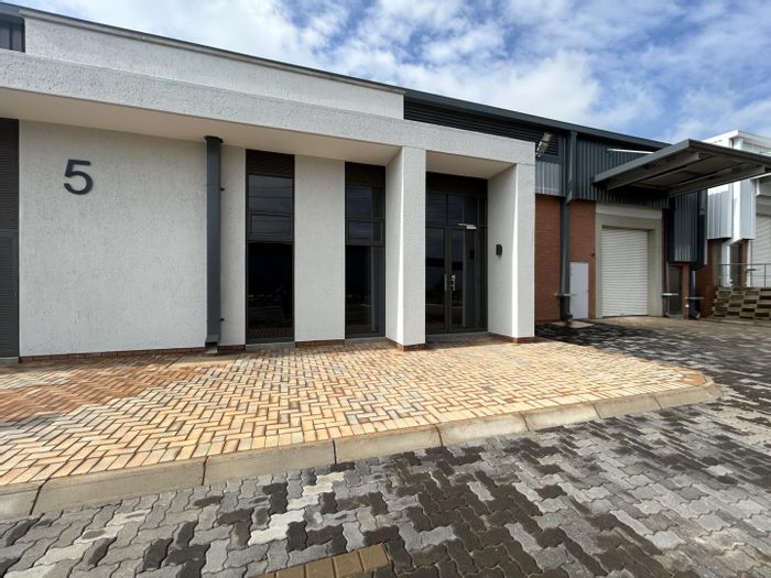 Highveld Industrial Warehouse To Rent: Loading docks, truck parking, top security.